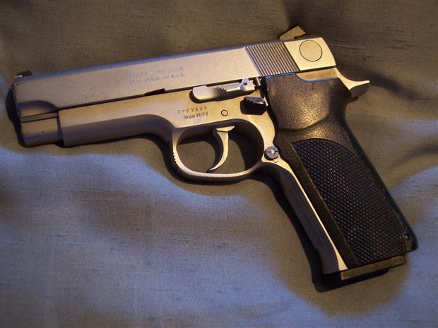 S&W 1076