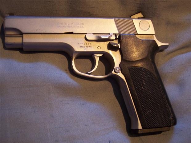 S&W 1076