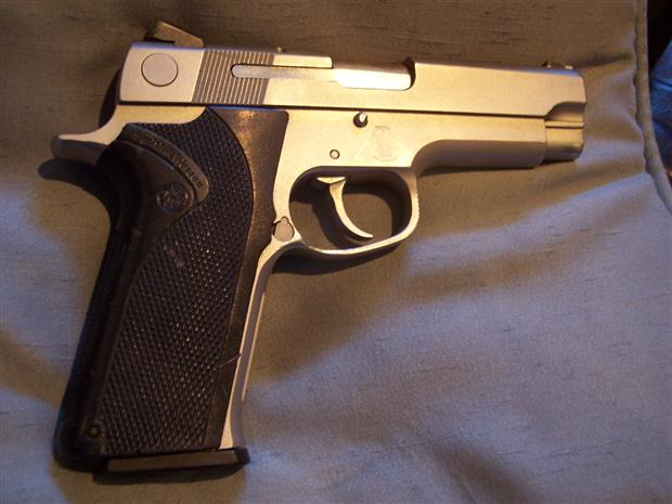 S&W 1076 