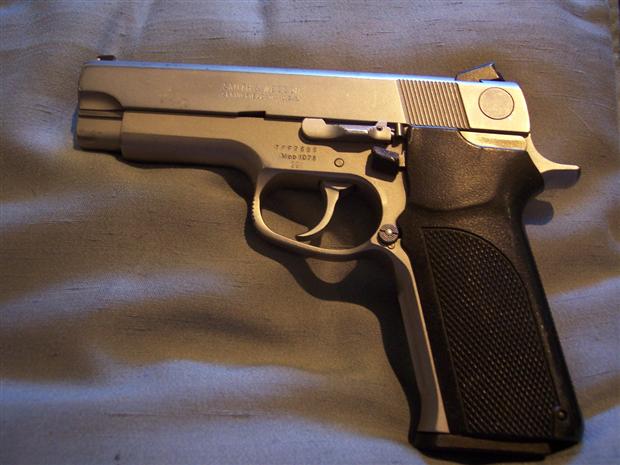 S&W 1076