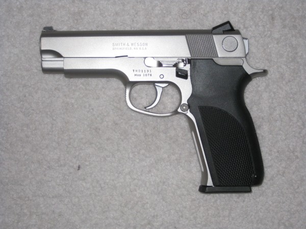 S&W 1076